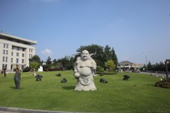 MG冰球游戏雕塑：陵园中的历史与文化交响